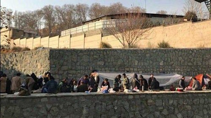 تحصن خانواده‌های دستگیر ‌شدگان در مقابل زندان اوین 16 دی