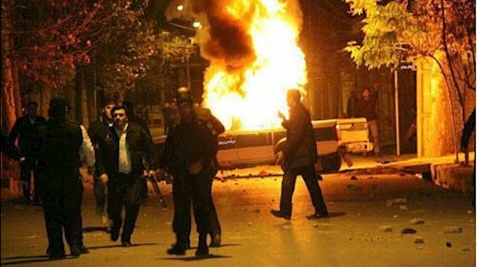 کوهدشت-آتش زدن خودروی نیروهای سرکوبگر-11دی
