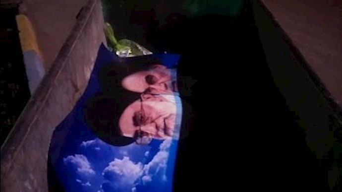 پاره کردن عکس خامنه‌ای و خمینی در تهران 