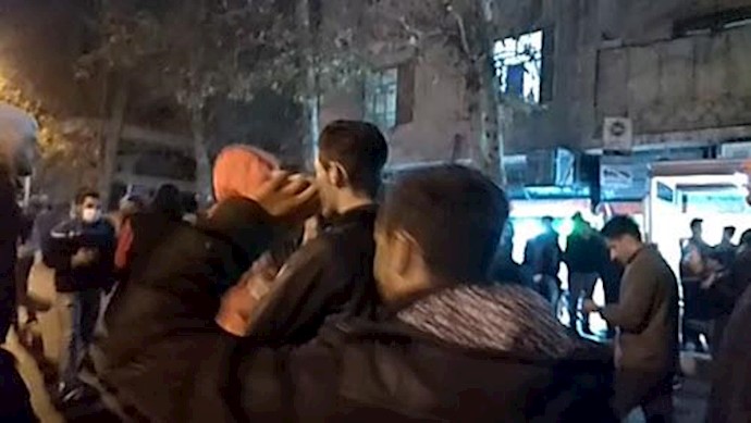 تظاهرات جوانان در میدان انقلاب تهران 