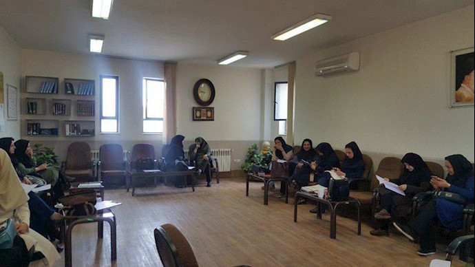 تحصن معلمان در دبیرستانهای اصفهان