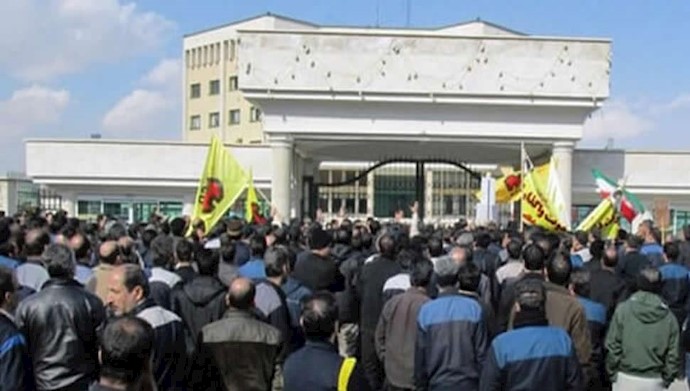 اعتراض کارگران هپکو اراک در مقابل کارخانه - آرشیو
