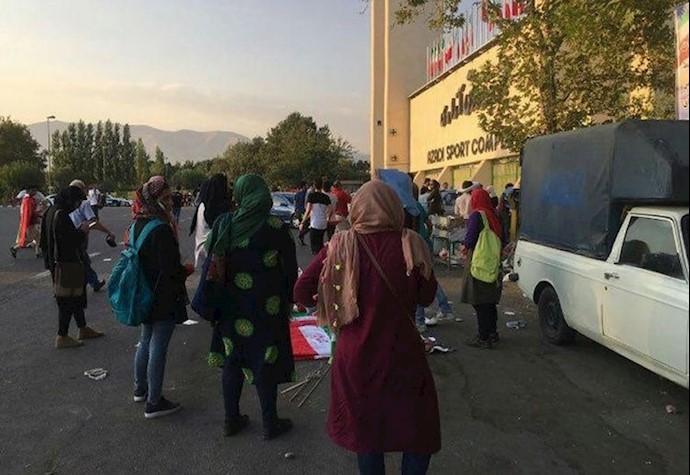زنان در ورودی ورزشگاه آزادی