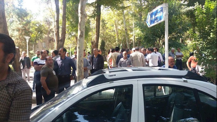 تجمع رانندگان کامیون مقابل فرمانداری رژیم در اصفهان در اعتراض به گرانی لوازم یدکی و لاستیک