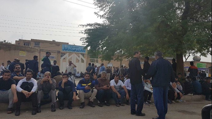 تحصن کارگران هفت‌تپه در بلوار قانون و روبه‌روی دادگستری رژیم در شوش