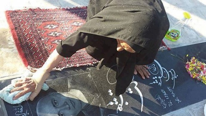 بر مزار ستار بهشتی