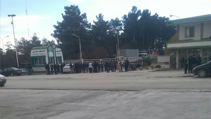 اعتصاب بازنشسته‌های شرکت لاستیک پارس ساوه جلو درب شرکت