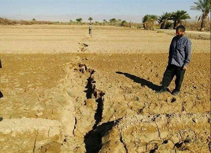 تصویری از زمینهای کشاورزی چابهار که به‌علت برداشت بی‌رویه منابع زیرزمینی آب، دچار ویرانی مزارع و استهلاک خاک شده است