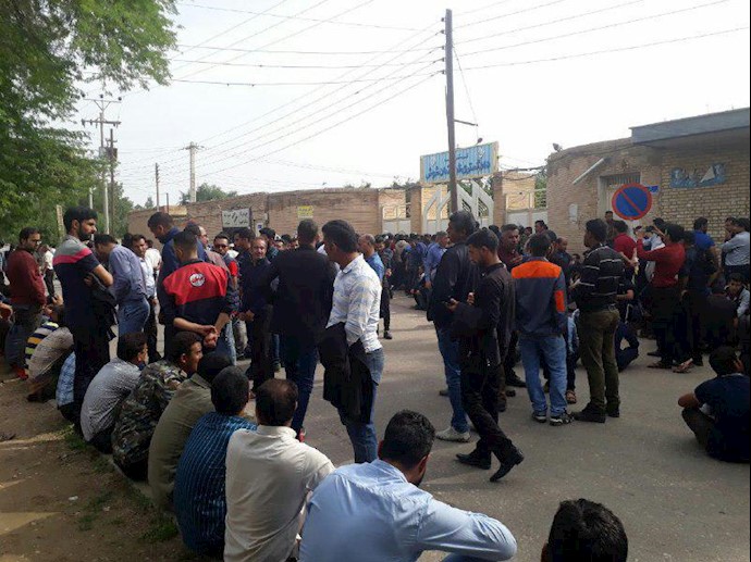 تحصن کارگران هفت‌تپه در بلوار قانون و روبه‌روی دادگستری رژیم در شوش