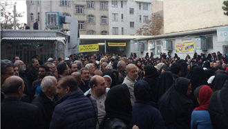 تجمع کارگران در مقابل خانه کارگر رژیم در تهران