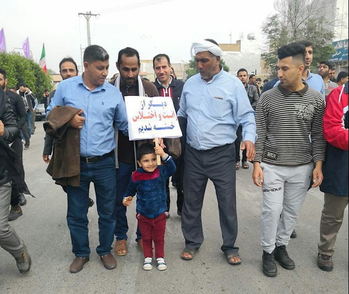 کارگران هفت‌تپه با خانواده‌های خود در تظاهرات شرکت‌ کرده‌اند