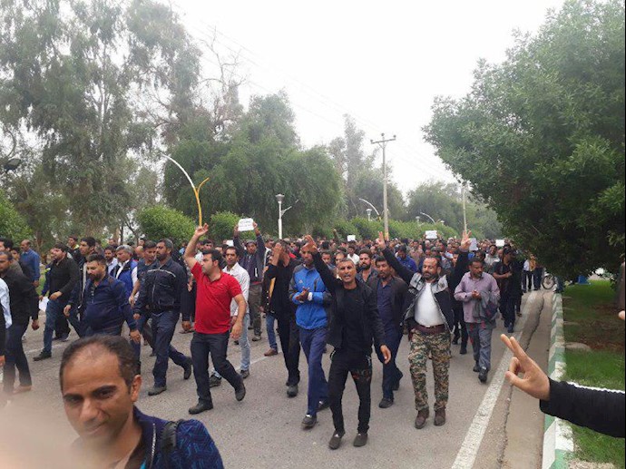 حرکت کارگران و مردم خشمگین شوش به سمت بیدادگاه رژیم