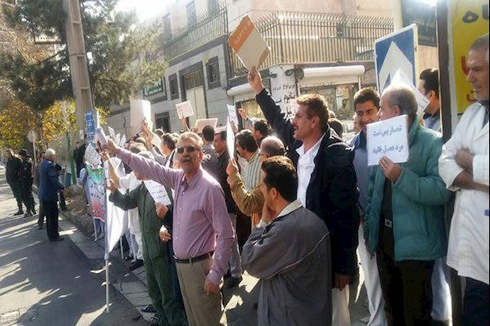 کارکنان بیمارستان موسوم به «امام» کرج در اعتراض به بلاتکلیفی بیمارستان و یک‌ساله حقوق معوقه