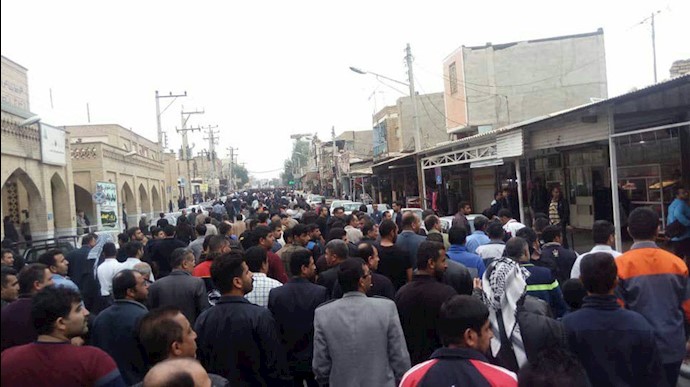 تجمع کارگران نیشکر هفت‌تپه در بازار شهر شوش