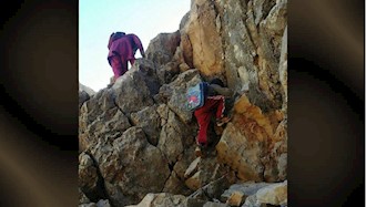 دانش آموزان روستای تنگ ساحلی مارگون چون در روستای خود مدرسه ندارند مجبورند از صخره ها بگذرند و برای تحصیل به روستاهای مجاور بروند