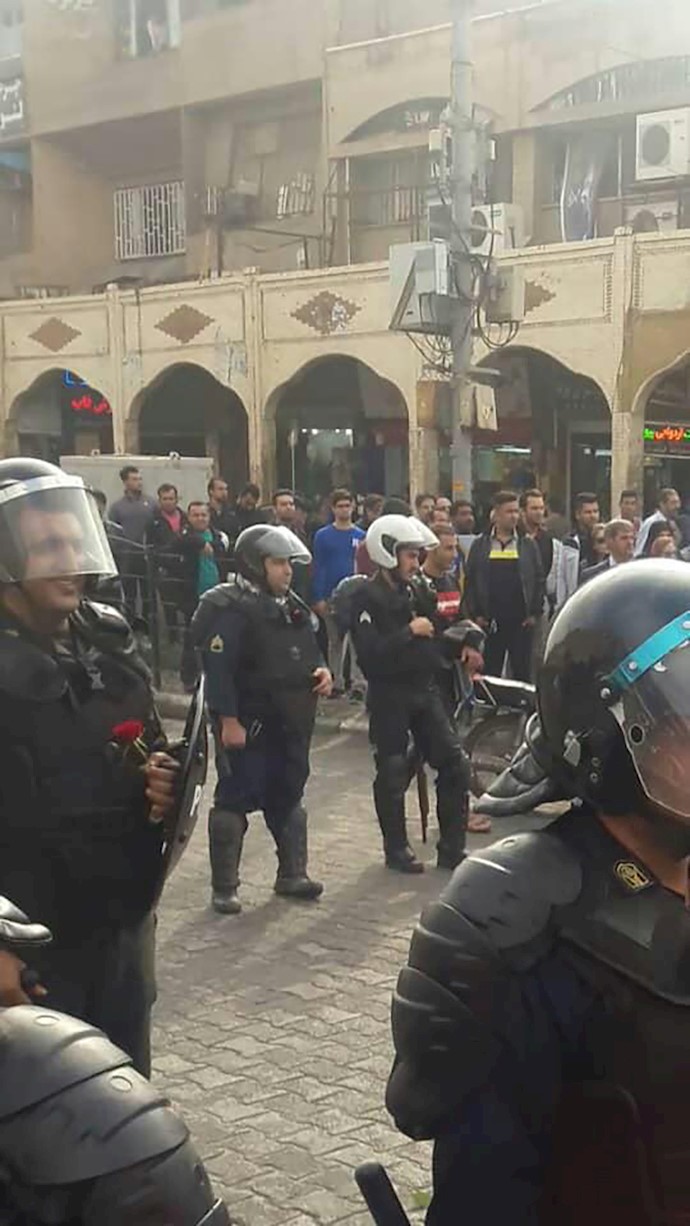 صف‌آرایی و قدرت‌نمایی پلیس ضدشورش مقابل کارگران گروه ملی صنعتی فولاد اهواز
