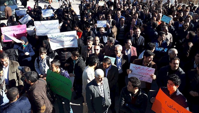 تجمع اعتراضی معلمان و دانش آموزان همدان