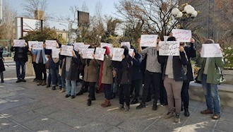 تجمع جمعی از دانشجویان دانشگاه تهران مقابل دفتر معاونت دانشجویی این دانشگاه در اعتراض به کارشکنی در تشکیل شورای صنفی و خوانش سلیقه‌ای از آیین‌نامه شوراهای صنفی ۴دی