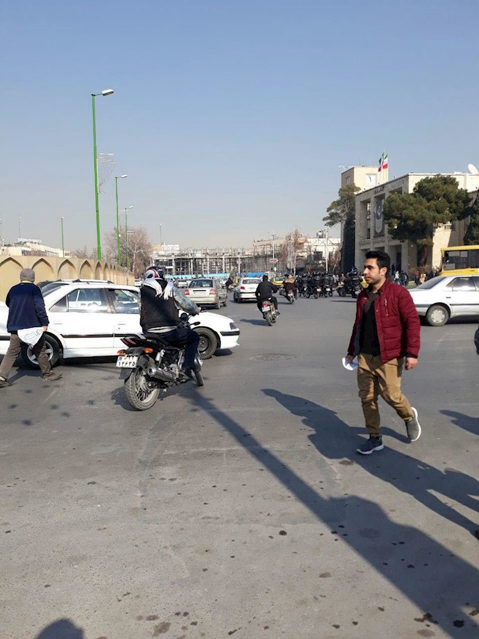 اصفهان - حضور نیروهای گارد ضدشورش برای ممانعت از تجمع فرهنگیان