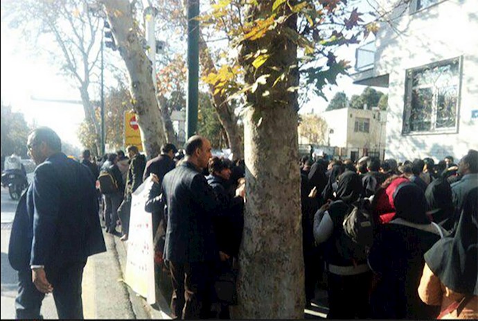  تهران.تجمع اعتراضی پیش از پانصد نفر از کارکنان صندوق بیمه کشاورزی۱۹آذرماه