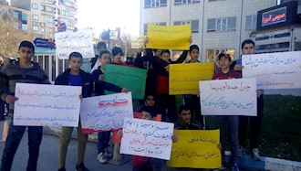 دانش آموزان در کنار معلمان در تجمع اعتراضی شرکت کردند