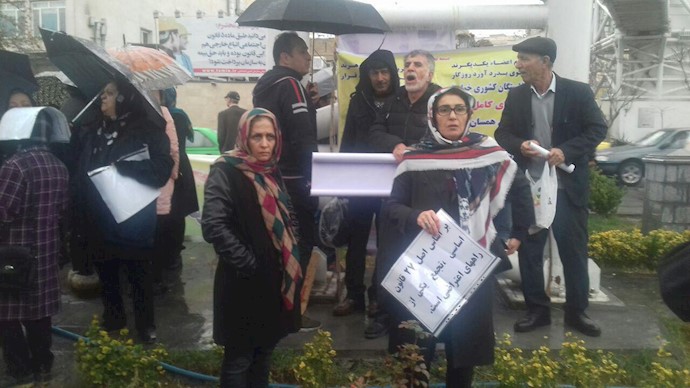 تجمع بازنشستگان در تهران در اعتراض به فقر مقابل مجلس ارتجاع