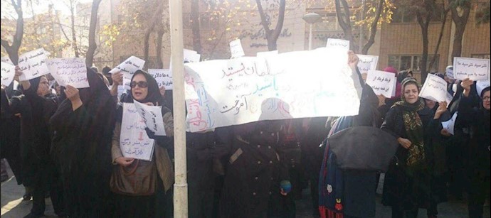 تجمع اعتراضی فرهنگیان مقابل اداره آموزش و پرورش اصفهان