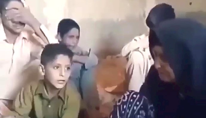فرزندان پدر بلوچی که  توسط ماموران خامنه ای کشته شده است