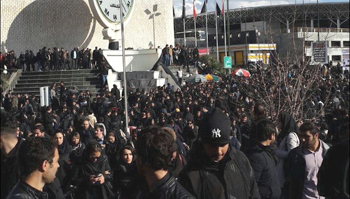 تجمع و تظاهرات دانشجویان در دانشگاه علوم و تحقیقات تهران