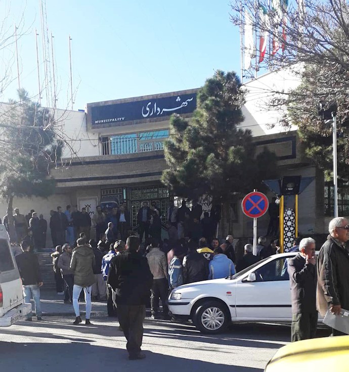 تجمع اعتراضی کارگران شهرداری مهاباد مقابل شهرداری