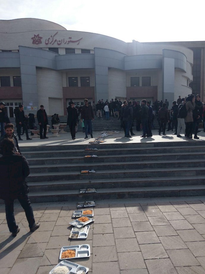 اعتراض دانشجویان دانشگاه ارومیه به کیفیت بد غذای سلف