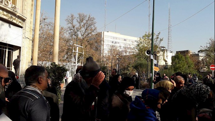 تجمع سپرده‌گذاران غارت شده کاسپین تهران مقابل دادستانی رژیم آخوندی