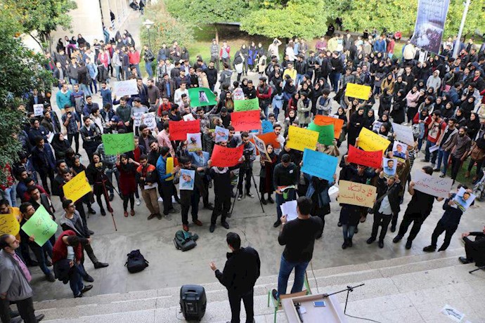 تجمع دانشجویان دانشگاه نوشیروانی بابل در اعتراض به سرکوب رژیم