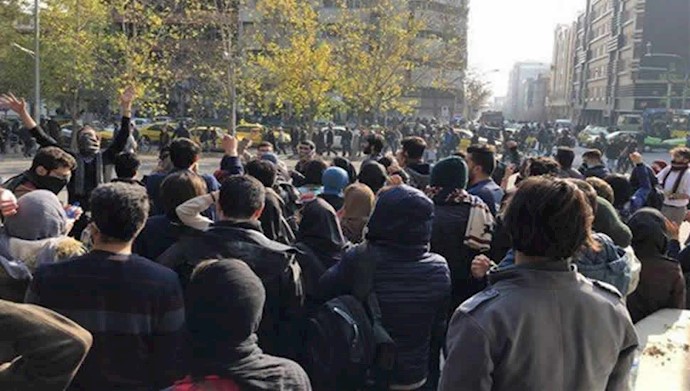 تظاهرات ۳هزار تن از دانشجویان در محل کوی دانشگاه تهران