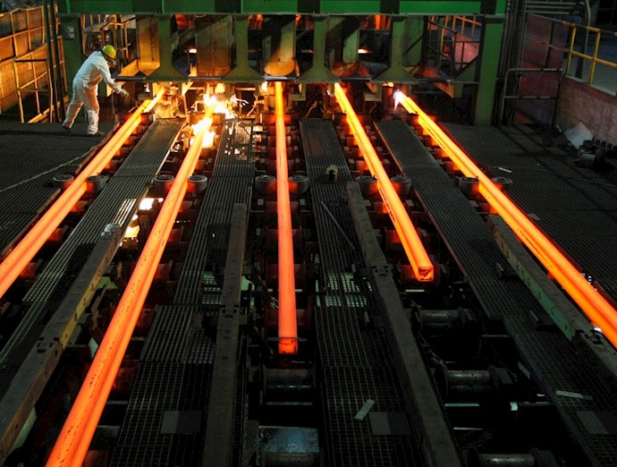 کارگران فولاد اهواز و کار طاقت‌فرسا در خطوط تولید