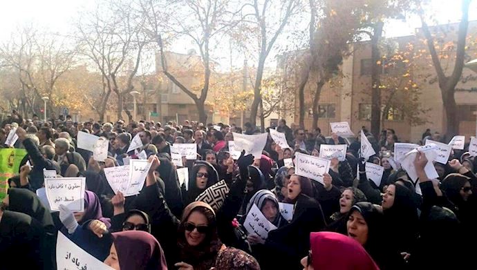 اعتراض معلمان و فرهنگیان استان اصفهان جلوی آموزش و پرورش استان