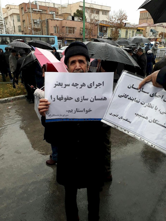 تجمع بازنشستگان در تهران در اعتراض به فقر مقابل مجلس ارتجاع