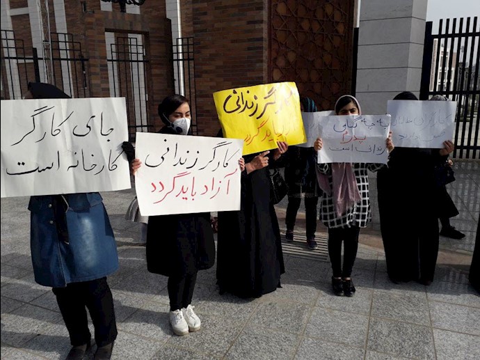 اهواز.سومین روز تجمع خانواده‌های کارگران زندانی فولاد مقابل استانداری رژیم 