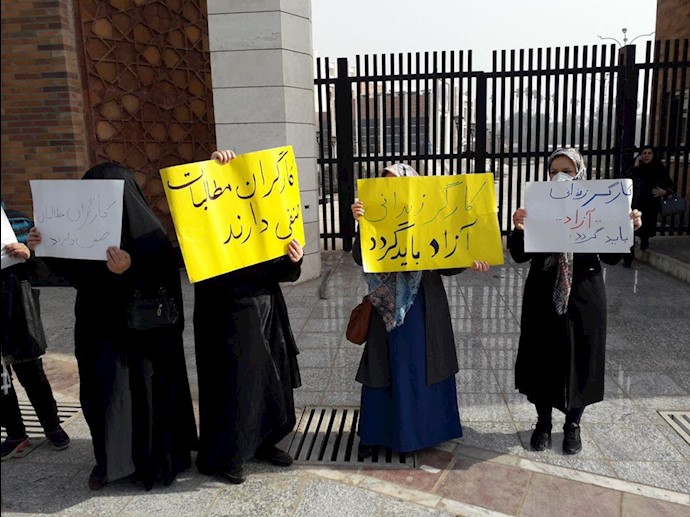اهواز.سومین روز تجمع خانواده‌های کارگران زندانی فولاد مقابل استانداری رژیم 