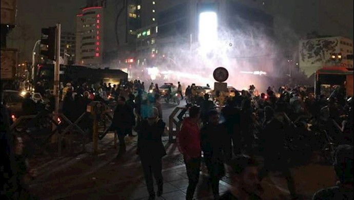 قیام ایران - عکس از آرشیو