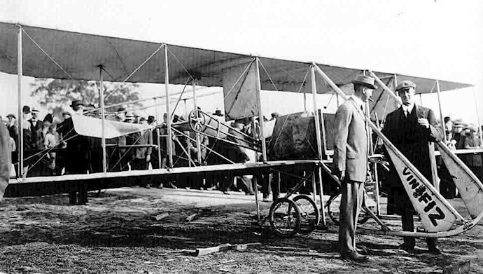 اورویل رایت  با هواپیمای خود - سال ۱۹۰۸