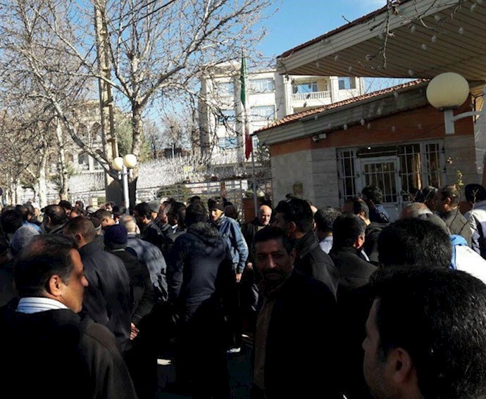 تجمع اعتراضی کارگران شهرداری بروجرد