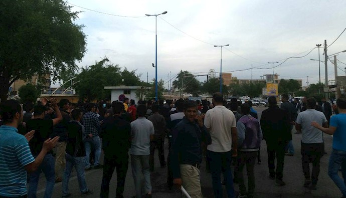 تجمع  کارگران  نیشکر هفت تپه  مقابل  فرمانداری رژیم در شهر شوش - ۱۰ آذر۹۷