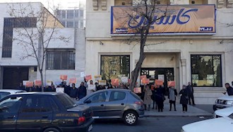 تجمع اعتراضی سپرده‌گذاران مشهد مقابل شعبه پامچال ۲دی