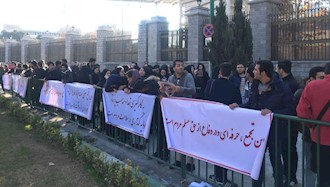 تهران - تجمع اعتراضی دانشجویان رشته پرستاری در مقابل مجلس ۴دی