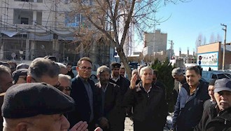 تجمع بازنشستگان شهرستان ابهر در اعتراض به پاسخ نگرفتن مطالباتشان ۲۸آذر