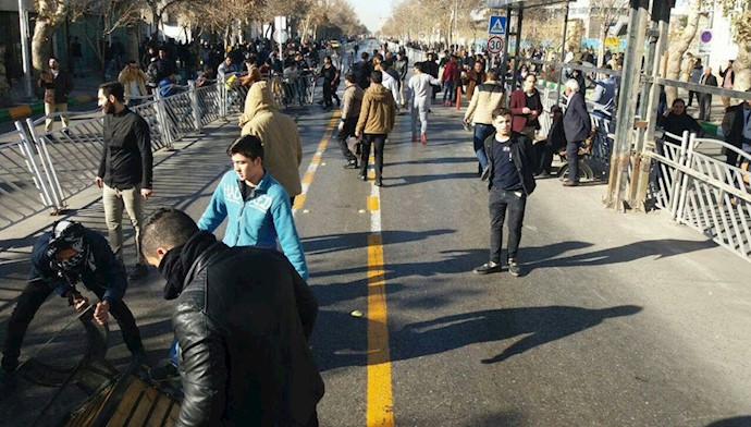 قیام ایران - درگیری شدید مردم مشهد با ماموران سرکوبگر - آرشیو