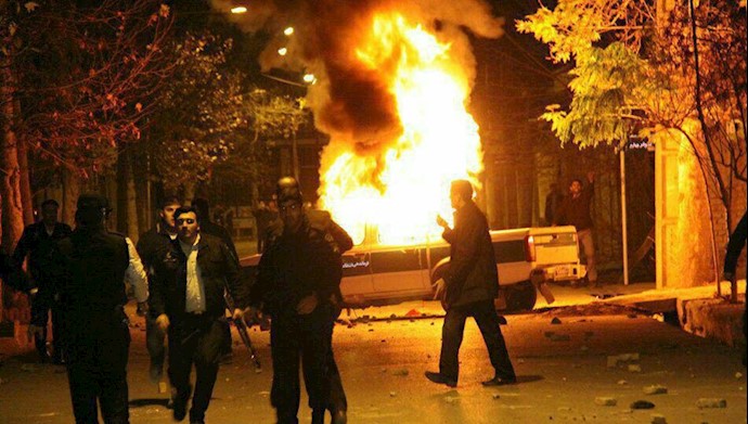 کوهدشت-آتش زدن خودروی نیروهای سرکوبگر-11دی