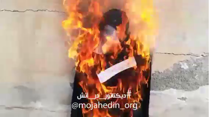 آتش زدن مترسک خامنه‌ای در تهران