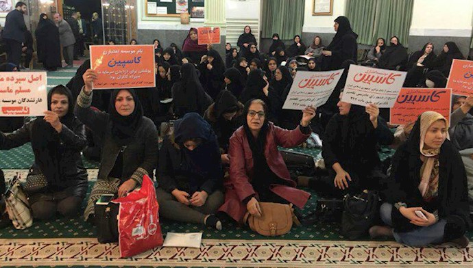 بهم زدن سخنرانی یک آخوند حکومتی در مشهد توسط غارت‌شدگان